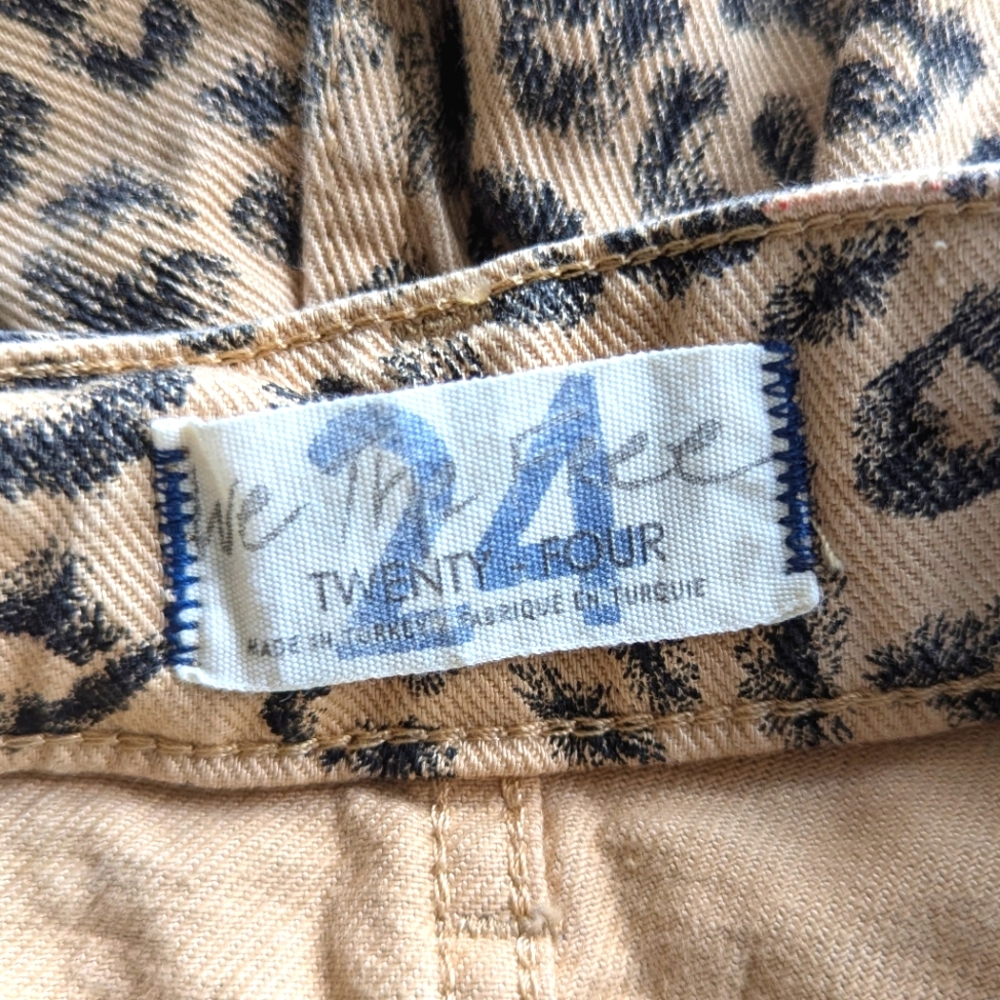 Free People 'We The Free' Animal Print Pleated Denim High Waisted Denim Shorts - Picture 2 of 9